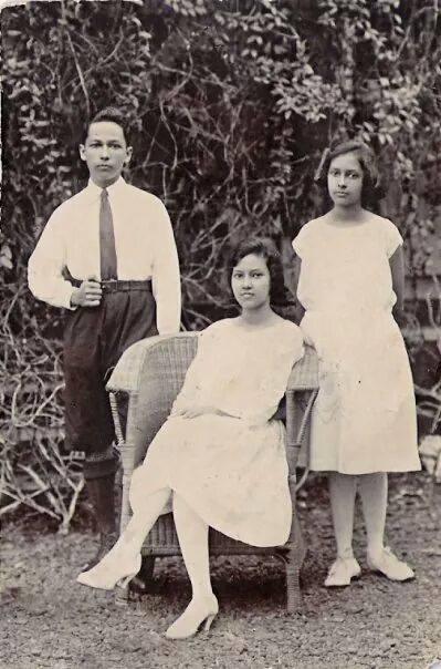 Emanuel Victor Lindhout (my grandfather) Ida Frija Bojanus-Lindhout and on the right Johanna Digna van de Ven-Lindhout 1920's